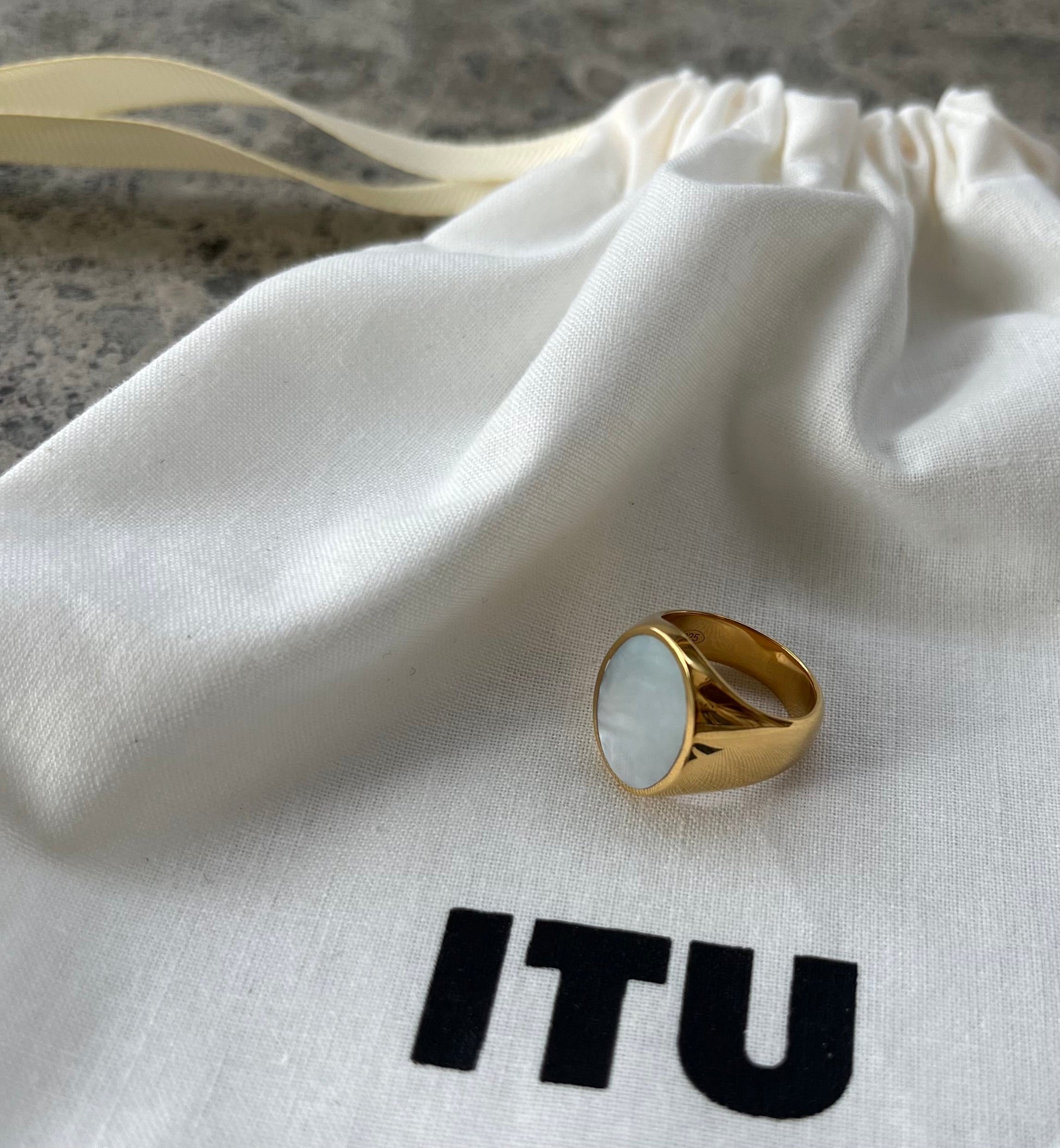Unisex “Enea” Mother of Pearl signet ring - BURO